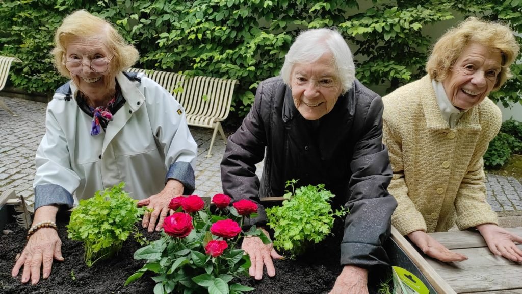 Résidentes dans jardin