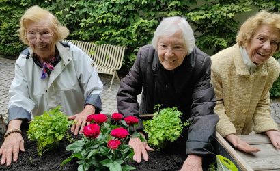 Résidentes dans jardin